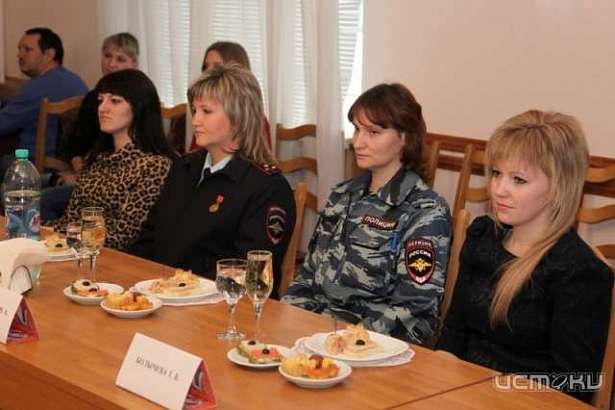 В преддверии Дня матери поздравили мам-полицейских 