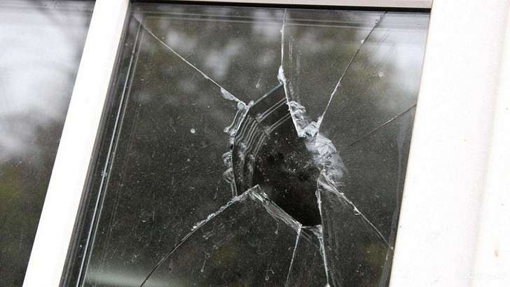 Осеннее обострение: буйный амчанин разбил окна больницы