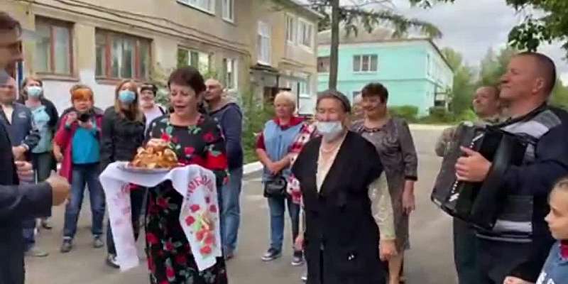 «Первый раз за три года»: Лежнев похвастался караваем для губернатора