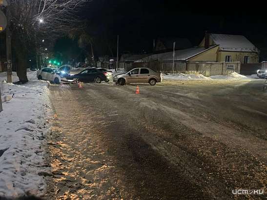 В Орле на ул. Колхозной столкнулись три автомобиля