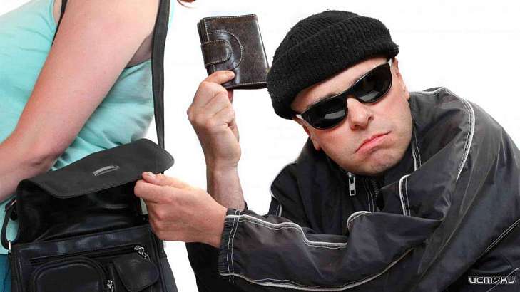 Орловчанка украла женскую сумку в торговом центре