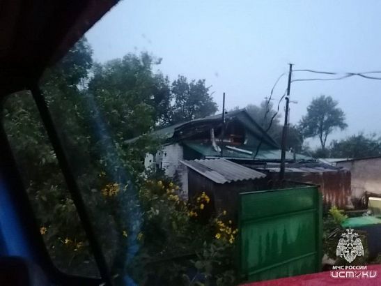 В Орле ночью пожарные потушили дом