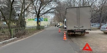 В Орле пенсионерка попала под колеса грузовика во дворе дома