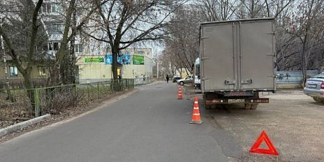В Орле пенсионерка попала под колеса грузовика во дворе дома