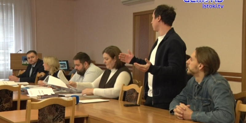 Приедут туристы и, видимо, сразу на скейты и в парк