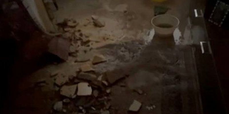 В переулке Воскресенском в Орле потолок упал у жителей нескольких квартир