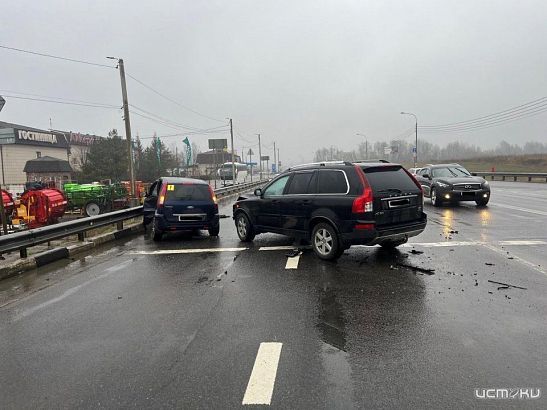 На трассе под Орлом столкнулись легковая «Ford» и внедорожник «Volvo»