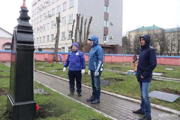 Депутаты Орловского облсовета вышли на субботник в непогоду Депутаты Орловского облсовета вышли на субботник в непогоду