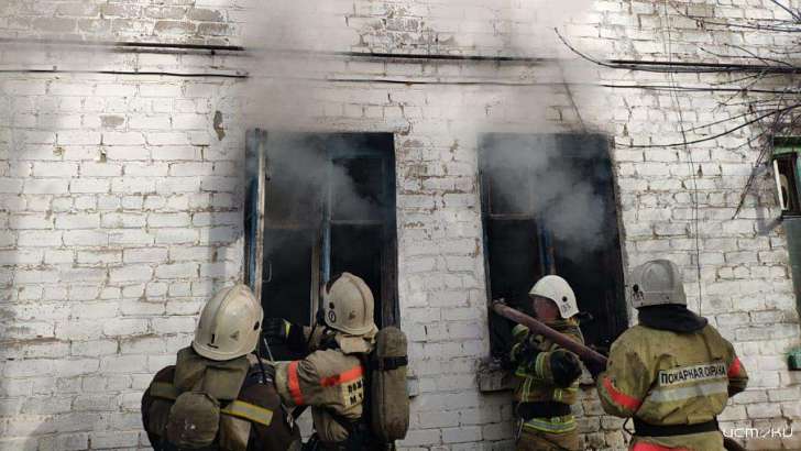 Из-за пожара в Орле эвакуировали жильцов двухэтажки