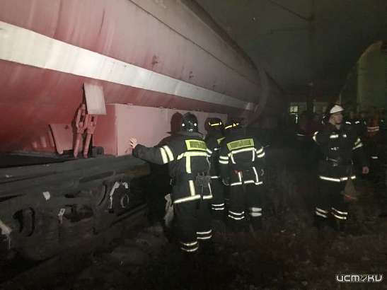 На Привокзальной площади в Орле с помощью пожарного поезда тушили горящее здание