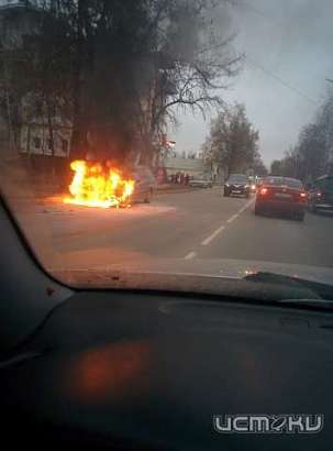 На ул. Васильевской горит иномарка