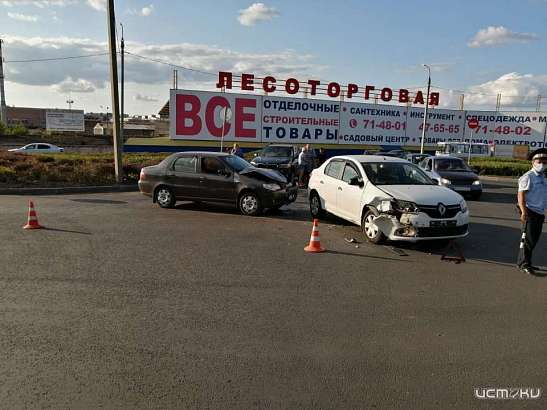 В Орле столкнулись «Фиат» и «Рено»