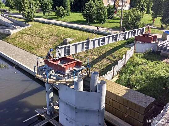 На Красном мосту в Орле установили первую балку пешеходной переправы