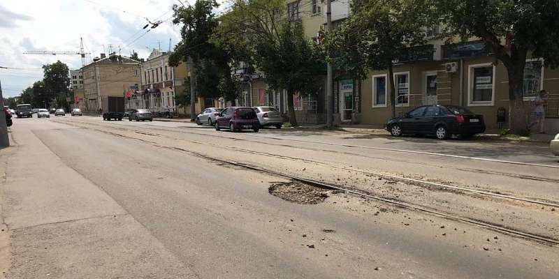 Пока ремонт сквера Ермолова лишь в проекте, орловчане прыгают по ухабам на своих авто