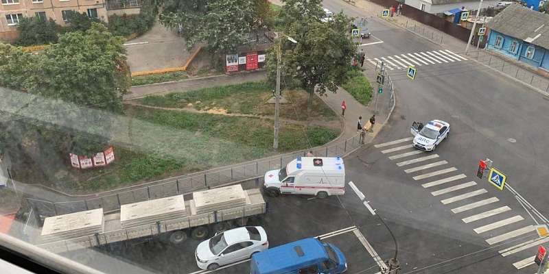 На перекрестке в Орле фура сбила 24-летнюю девушку