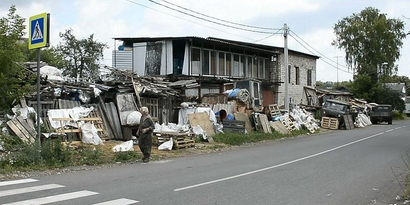Мценский Плюшкин. Жители позвали нас к себе в гости, чтобы рассказать о горестях, которые им доставляет сосед