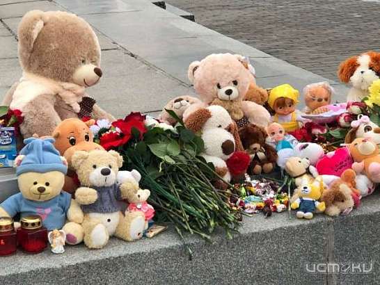 Орловчане возлагают цветы в сквере Танкистов в память о погибших в Кемерово
