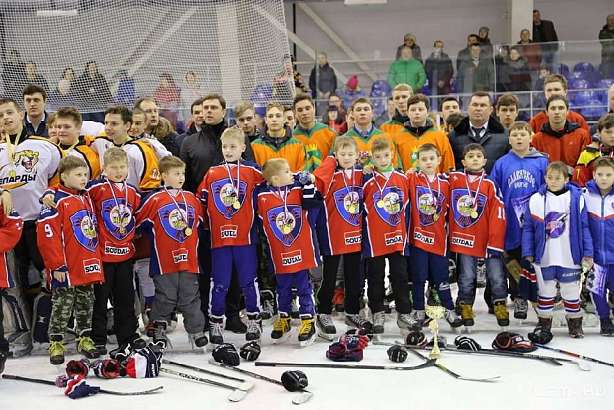 Губернатор наградил юных орловских хоккеистов 