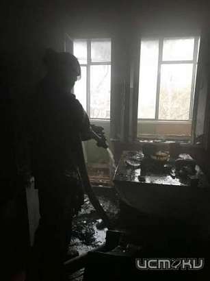 Из-за неосторожного обращения с огнем во Мценске загорелась двушка 