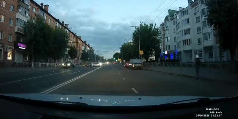 Отбросило на встречку: в Орле попал на видео момент ДТП с мотоциклом