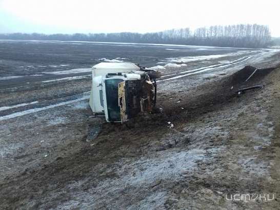 Во Мценском районе перевернулась фура 