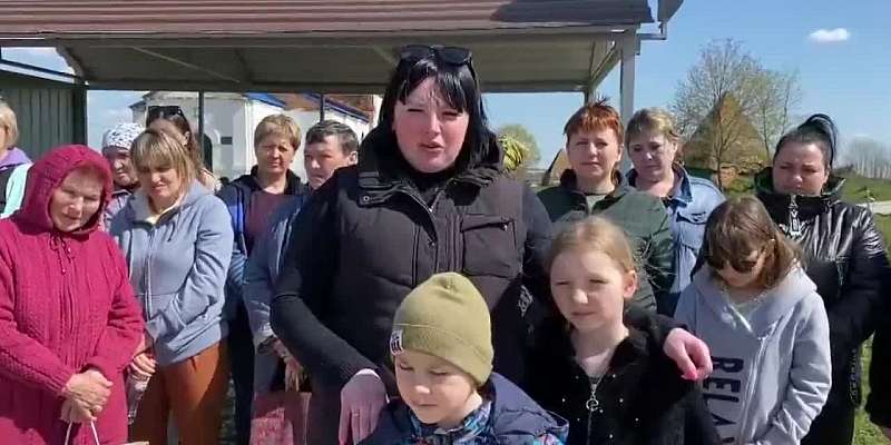 «Нам говорят, что людей возить невыгодно». Жители с. Сабурова записали видеообращение к Путину с просьбой обеспечить их транспортом