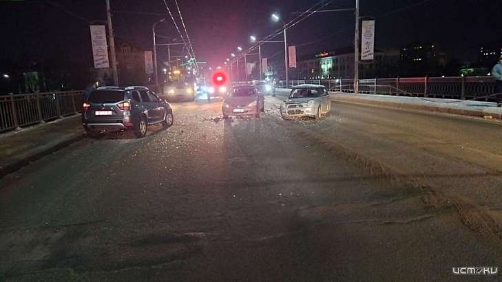 В Орле на Тургеневском мосту кроссовер «собрал» две стоящие иномарки