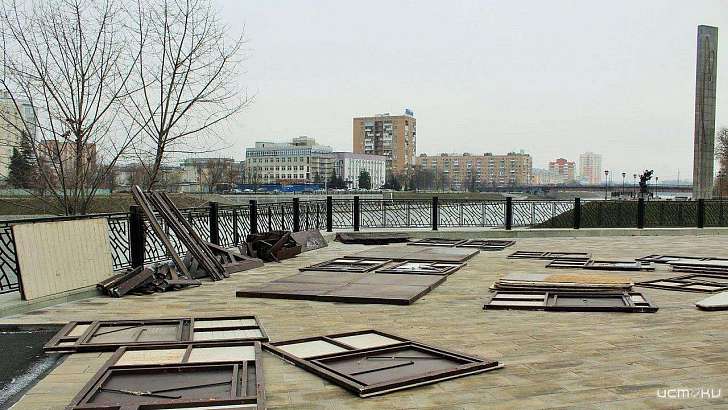 Фотофакт: в детском парке Орла начали сооружать рождественские домики