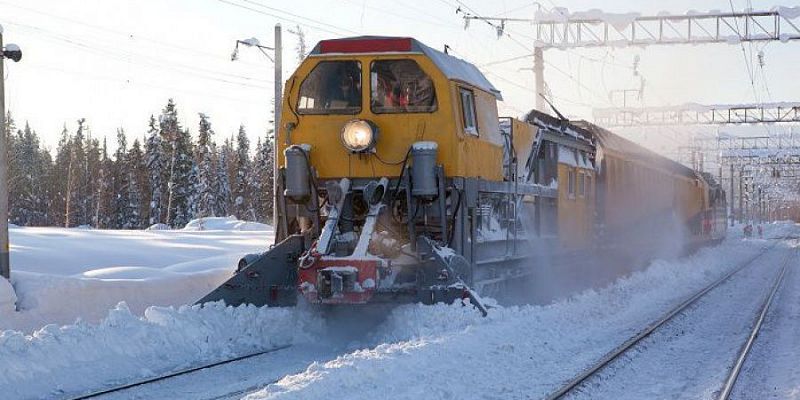 Более 19 тыс. кубометров снега вывезено с железной дороги в праздничные дни февраля в Орловской области