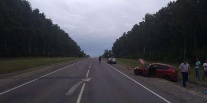 На Орловщине 23-летняя девушка превысила скорость и опрокинулась на иномарке