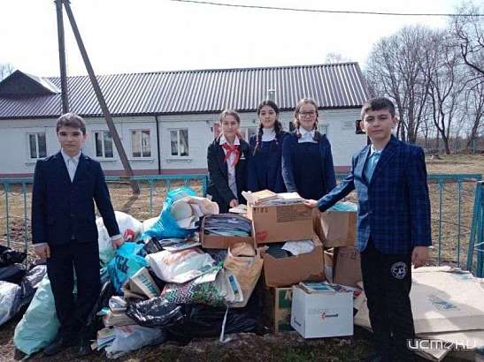 В Орле школьники провели экологическую акцию по сбору макулатуры, и собрали почти полтонны