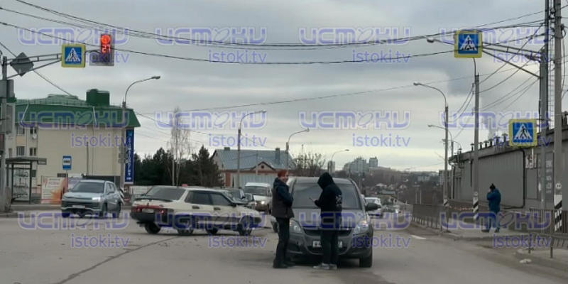 Появилось видео вчерашней аварии на ул. Мостовая в Орле