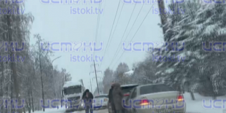 Несоблюдение дистанции повлекло пробку на узкой дороге в Орле, где и так постоянно пробки