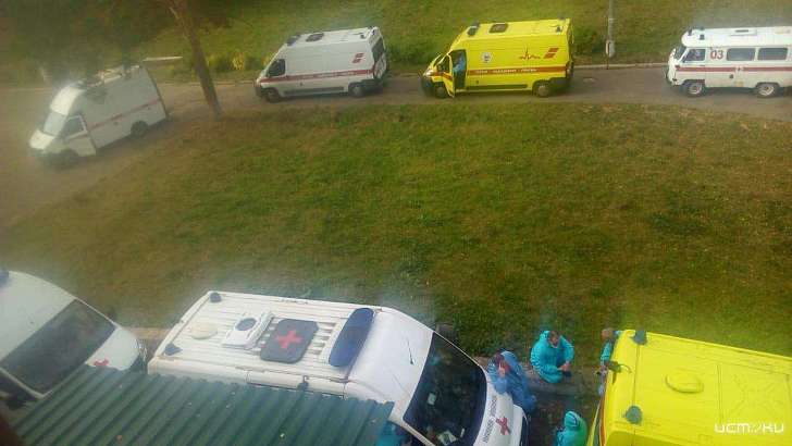 В Орле пациенты с COVID-19 часами ждут госпитализации в очередях из скорых