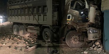 19-летний водитель грузовика, груженного щебнем, врезался в кирпичный гараж