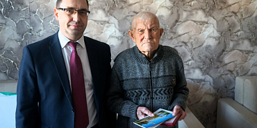 ветераны "Наша Великая Победа" Юбилейная медаль 101-летнему ветерану Александру Ермишкину вручили юбилейную медаль в честь 80-й годовщины Великой Победы