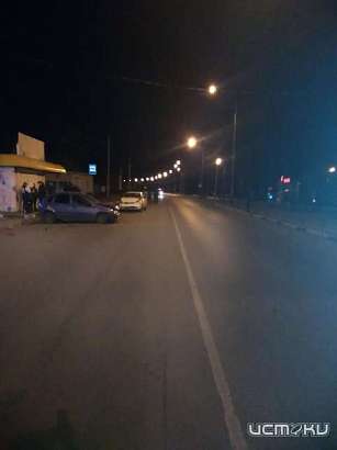 Два ВАЗа из-за несоблюдения дистанции столкнулись в поселке Кромы 