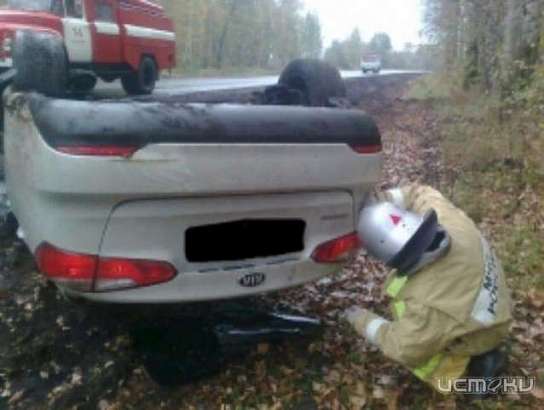 Вчера под Орлом перевернулась иномарка. Водитель и пассажир чудом остались невредимы