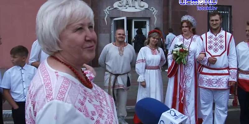 Невеста в сарафане, жених - в рубахе с орнаментом. Орловская молодая пара решила найти замену современным обычным свадебным нарядам