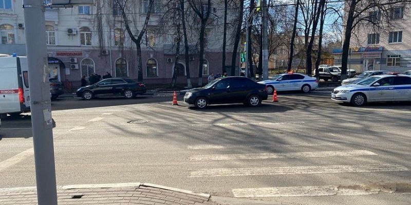В Орле на ул. Московской автомобиль сбил пешехода В Орле на ул. Московской автомобиль сбил пешехода