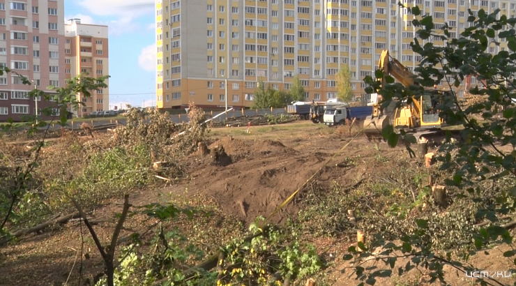 "И сейчас надо посмотреть куда потратили эти авансы." Депутат предполагает, что строительство школ в Жилина и Радзевича-Белевича может обернуться уголовным делом