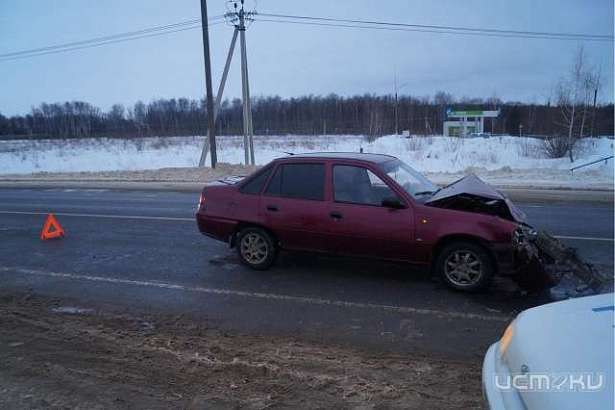 Под Орлом Дэу Нексия въехала в фуру с полуприцепом