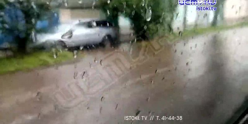 Видео: получасовой ливень превратил Орел в Венецию