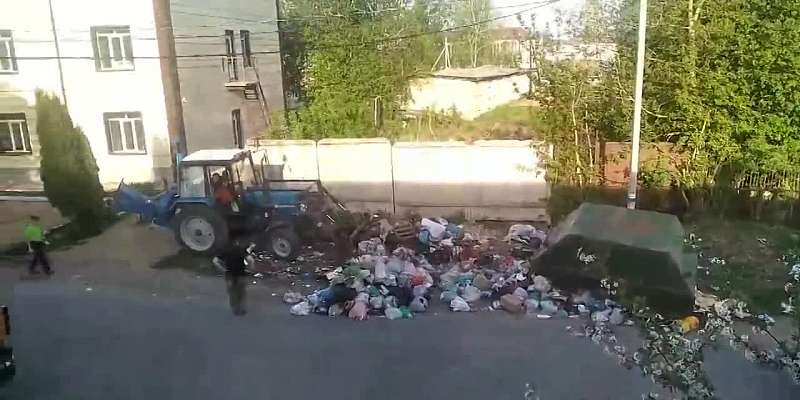 Орловский экскаваторщик перевернул переполненный мусорный бак