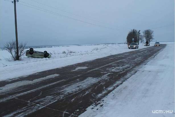 В Орловской области водитель, превысив скорость, перевернулся на ВАЗе
