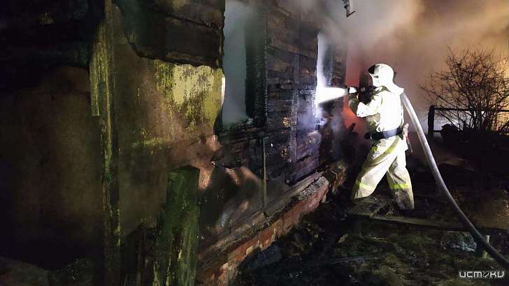 Два человека погибли при пожаре в деревянном жилом доме на Орловщине