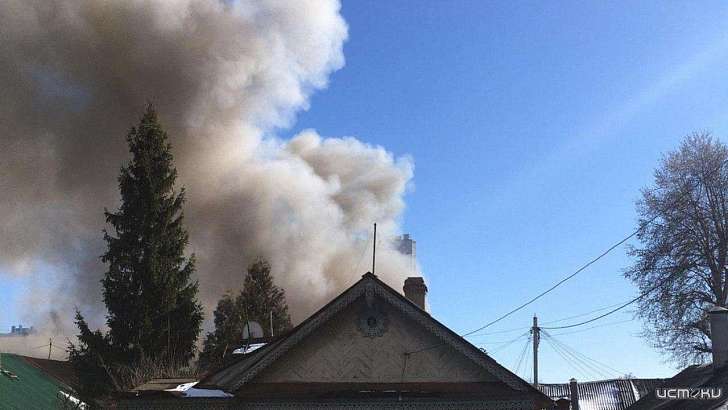 Фотофакт: на ул. 1-й Посадской в Орле полыхает здание