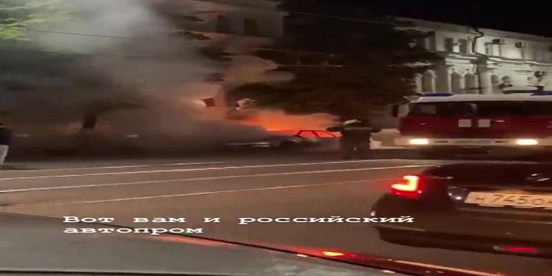Видео: возле торговых рядов в Орле полыхала легковушка