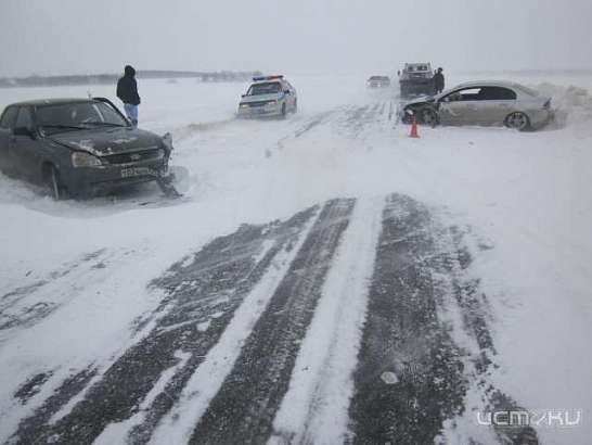 На трассе Орловщины Лада, выехав на «встречку», столкнулась с иномаркой и ГАЗелью