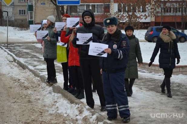 В Ливнах полицейские и школьники провели флэшмоб в память жертв ДТП 